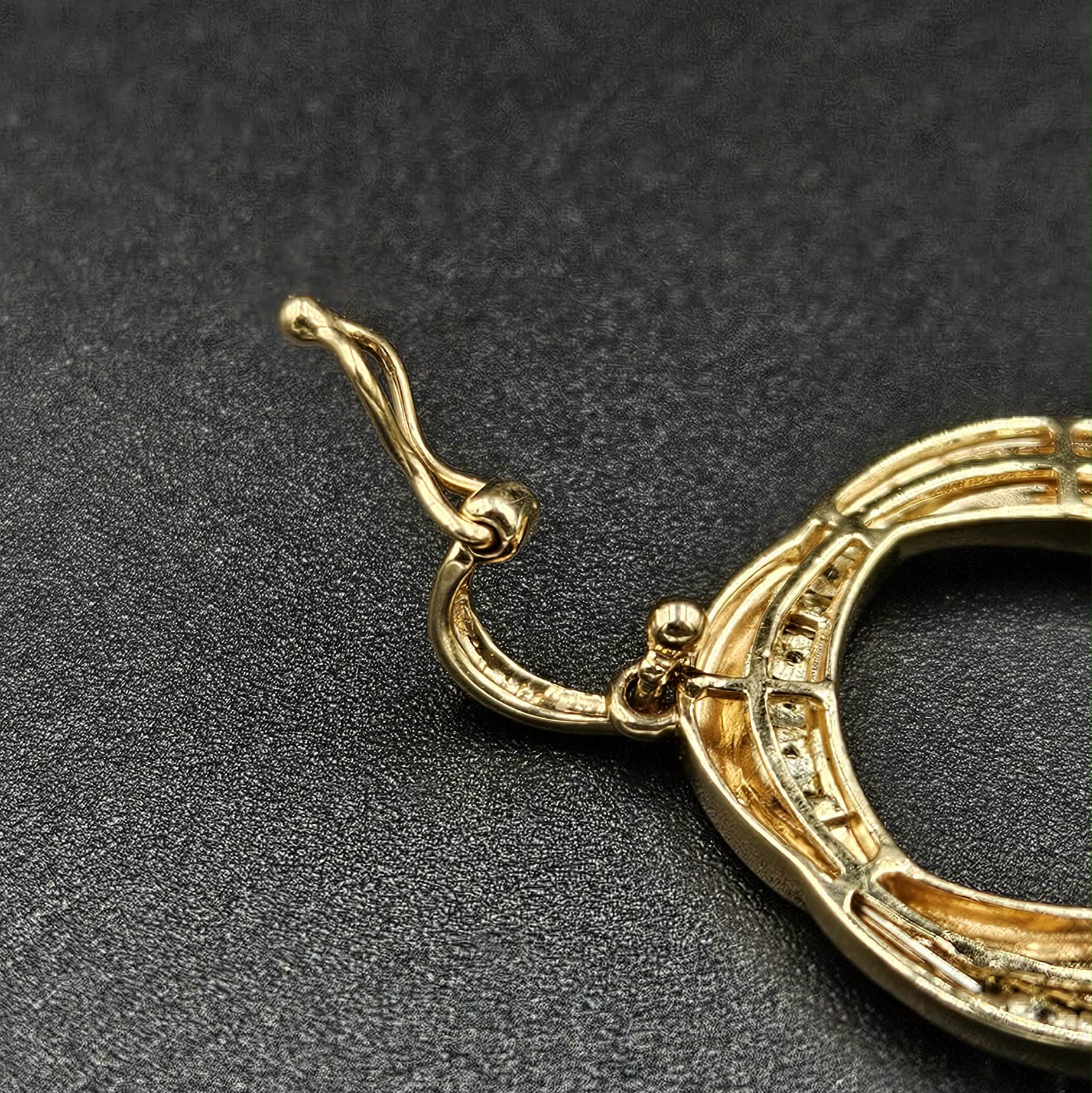 9ct Yellow Gold Diamond Opening Runner Pendant